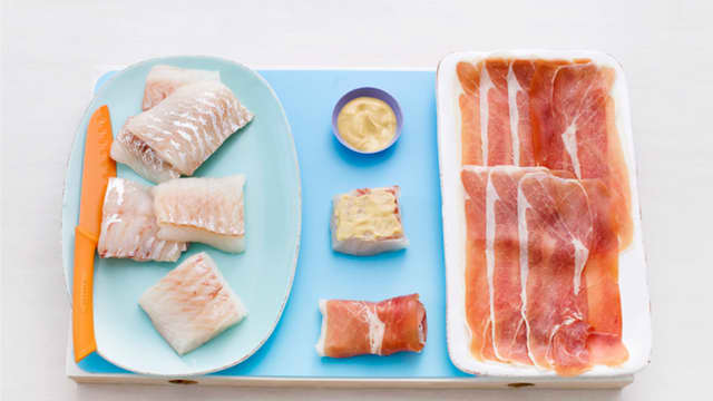 **Torskefilet:** Skjær torsken i porsjonsstykker. Smør dijonsennep på hvert fiskestykke og strø over finhakket timian. Pakk inn fiskestykkene i spekeskinke.