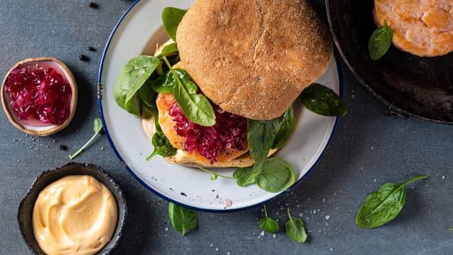 Del burgerbødene og legg spinat, lakseburger og syltet rødløk på nederste del. Legg på lokket og server.
