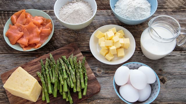 Sett stekeovnen på 180 grader og finn frem ingrediensene.