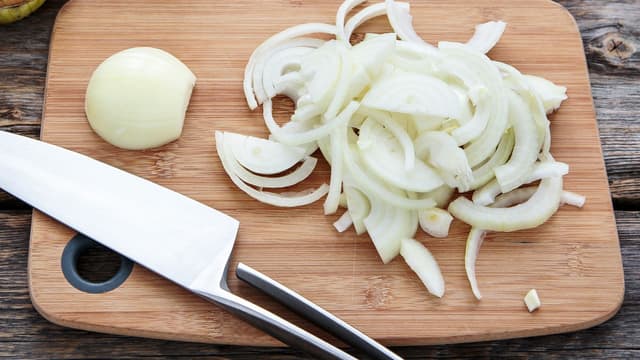 **Løk:** Grovhakk løk og finhakk hvitløk. Tilsett 2 ss olje og stek løken myk og blank i den samme kjelen, tilsett deretter hvitløk. La den surre med i ett minutt.