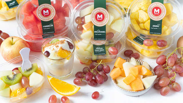 Bruk grillpinner og tre på brød, pålegg, og kuttet frukt og grønt vekselvis.