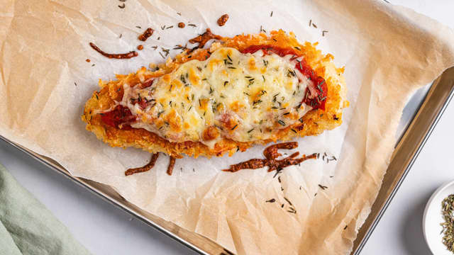 **Stek kyllingbrystene i ovnen på 200 grader i ca. 15 minutter** til osten er gyllen og kyllingbrystene er gjennomstekte.