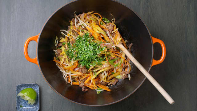 Stek grønnsakene i olje på høy varme i woken, litt av gangen. Ha kjøtt og grønnsaker tilbake i pannen, vend inn saus og varm opp. Tilsett limesaft, dryss over persille og server.