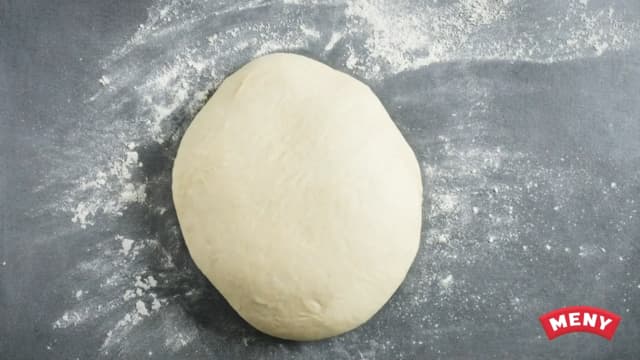 Elt deigen godt til den er blank og smidig på et melet bord, eller i kjøkkenmaskin med eltekrok.