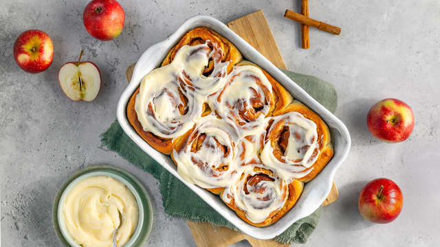 Kanelboller i form med eple- og kanelfyll