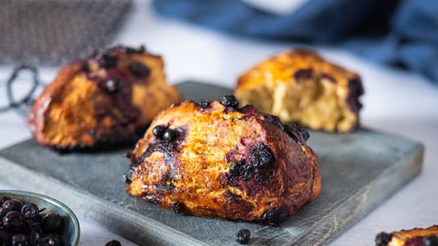 Server nystekte scones med sjokolade til frokost, lunsj eller ta med på tur!