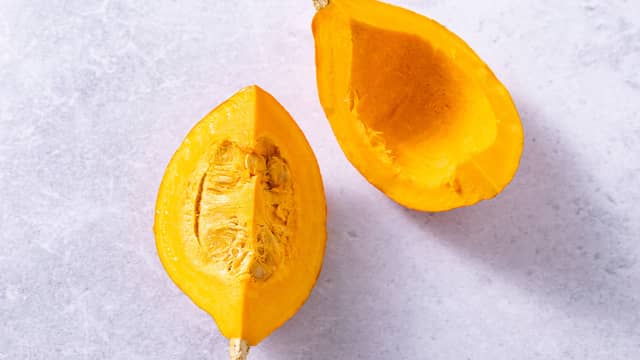 **Gresskar:** Vask og skrubb hokkaidogresskaret godt – skallet er nemlig spiselig! Kutt topp og bunn av gresskaret og del det i to. Skrap ut den bløte kjernen og frøene med en spiseskje.