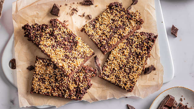Puffet quinoa er veldig godt med sjokolade, da den gir mye crunch. [Prøv gjerne denne oppskriften og server som digg snacks.](https://meny.no/oppskrifter/Snacks/sjokolade-med-puffet-quinoa/)