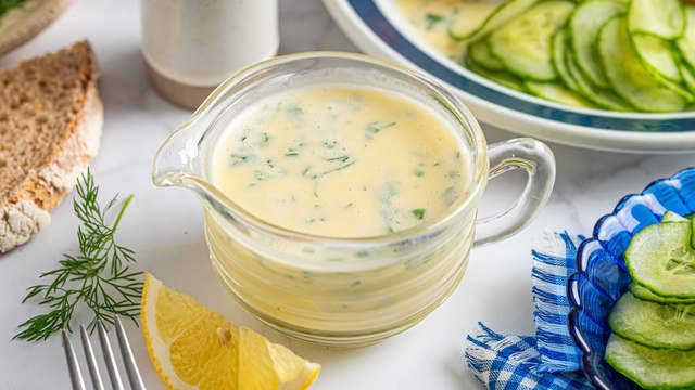 Smak til med salt og sitronsaft. Tilsett finhakket persille rett før servering.