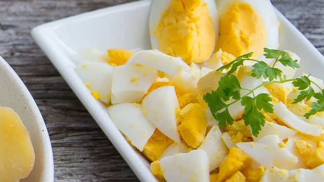 **Tilbehør:** Kok egg i 9-10 minutter til de blir hardkokt. Avkjøl disse med kaldt, rennende vann før du tar av skallet.