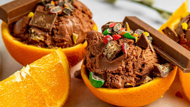 Ha én kule sjokoladeis i hver halvdel. Topp med hakket Non stop og én Kvikk lunsj til hver.