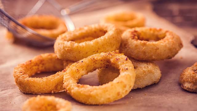 Ta ut de friterte løkringene med en hullsleiv og la dem dryppe litt av seg over kjelen, før du legger dem på et tørkepapir. Da forblir de sprø når de kjøler seg litt ned.