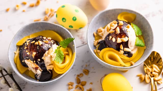 Fersken med peanøttis og sjokoladesaus