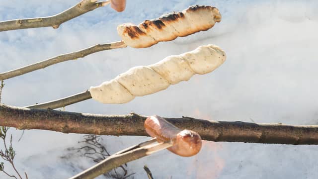 **Steke pinnebrød på bål:** Finn trepinner i skogen, fjern kvister og spikk dem med en kniv så de blir skarpe på enden. Dra deigen ut i avlange biter og tvinn dem rundt pinnen.