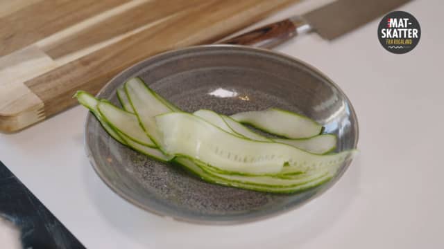 Kutt agurken i lange skiver med en ostehøvel og la ligge og marinere i laken mens du gjør klart resten.