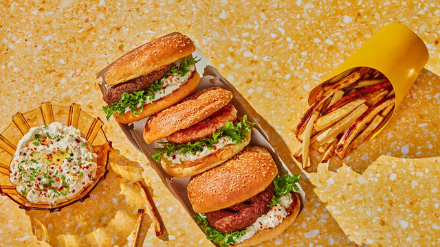 Burger med pastinakkchips og apetina-dip