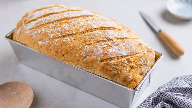 Dryss litt mel over brødene og lag små snitt med en skarp kniv.
**Stek brødene på 190 grader i 40-45 minutter, på nederste rille.**