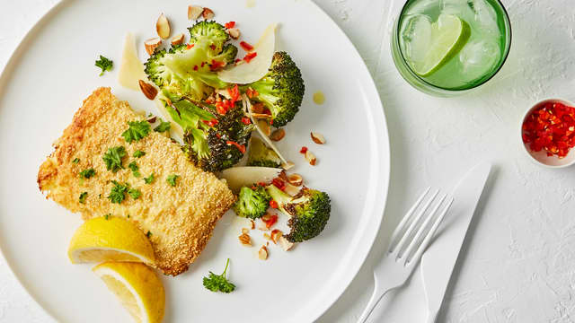 Fiskegrateng og ovnsbakt brokkoli med Grana Padano, mandler og chili