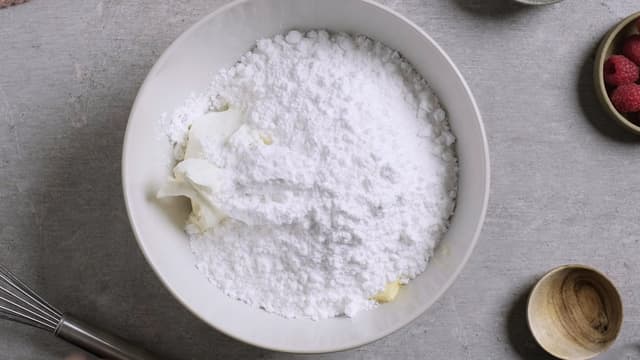 **Smørkrem:** Ha romtemperert smør, melis og vaniljesukker sammen i en bolle. Pisk i ca. 5-7 minutter til blandingen er stivpisket og hvit.