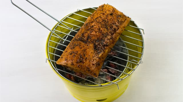 **Grill svinefileten i ca. 15 minutter** Vend kjøttet ofte.