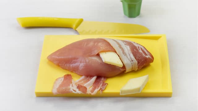 Brun kyllingen i olje i en stekepanne eller på grillen. Deretter stekes den videre i en ildfast form i stekeovnen på 200 °C i ca. 8-10 min.