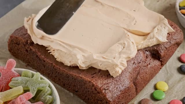 Tilsett eggene og pisk i ytterligere et par minutter til en luftig sjokoladekrem.