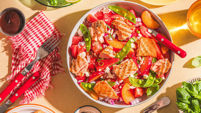 Bryt opp laksen og legg bitene på toppen av salaten. Topp gjerne med dill, for enda mer smak.