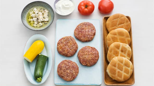 Hamburger med smak av Hellas! Husk at marinerte oliven smaker godt til.