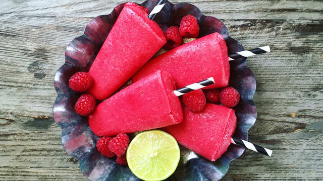 Hell over i isformer, stikk i ispinner og sett i fryseren, helst over natten.