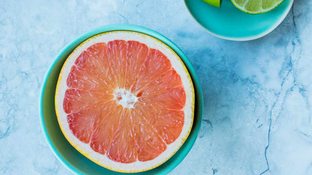 Skjær skallet av grapefrukten og sitronen. Skjær fruktkjøttet i mindre biter og fjern eventuelle steiner og
kraftige hvite hinner.