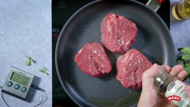 **Biff:** Krydre biffene med salt og pepper. Ha litt nøytral olje i en varm stekepanne, legg i biffene og brun dem godt på begge sider, slik at de får en fin stekeskorpe. Skru ned varmen.