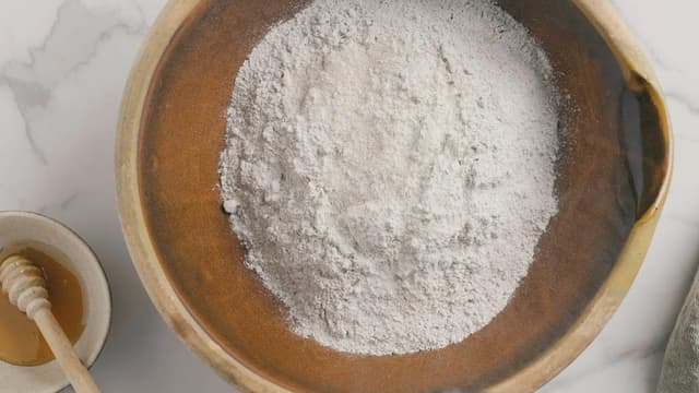 **Brøddeig:** Ha alle ingrediensene i en stor bolle. Bland godt sammen til en klissete deig.