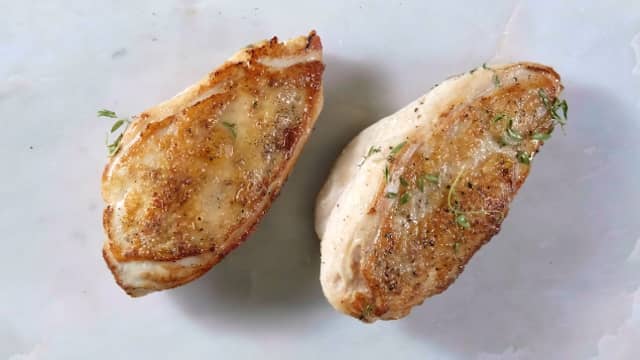 Stek kyllingfiletene ferdige i ovnen på 180 grader til de har en kjernetemperatur på 63 grader.