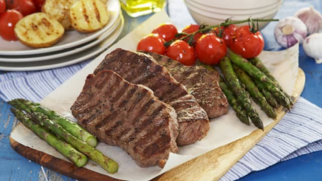 Grillet biff med asparges og cherrytomater