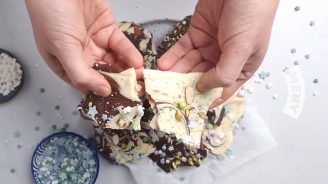 La sjokoladen bli helt avkjølt og stiv før du bryter den i passe biter.