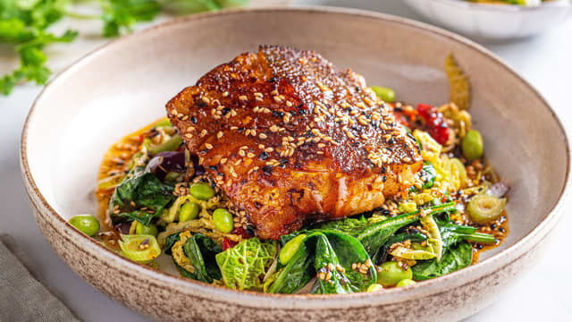 Legg skreien oppå grønnsakene og topp med sesamsmør. Server!