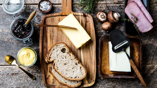 Del aromasopp i skiver og stek gylne i smør. Dryss med timian, salt og pepper.