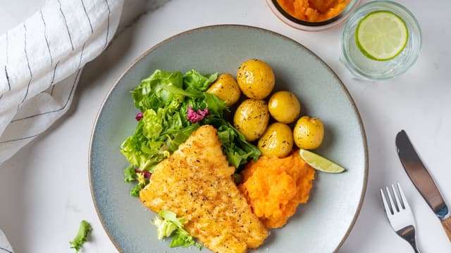 Server panert fisk med ovnsbakte poteter, romano salatmix og gulrotpuré.