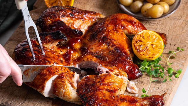 Når kyllingen skal serveres er det enklest å først skjære av lårene. Deretter skjærer du brystene i skiver.