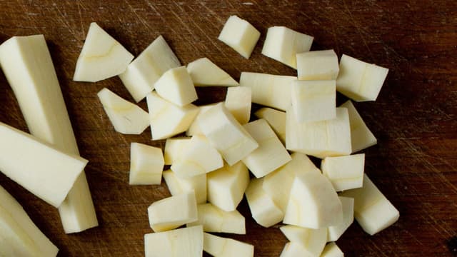 Skrell og skjær persilleroten i små biter. Ha alt over i en kasserolle og tilsett melken. Kok opp og la det koke til nesten all væsken har fordampet og persilleroten er helt mør. (Bruk litt bakepapir som «lokk»).