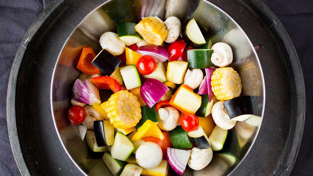 Rens og del grønnsakene i jevne grove biter. Tre grønnsakene og frukt på grillspyd, vekselvis eller hver for seg.