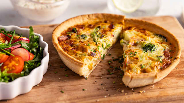 Bacon & brokkolipai med creme fraiche-dressing og tomatsalat