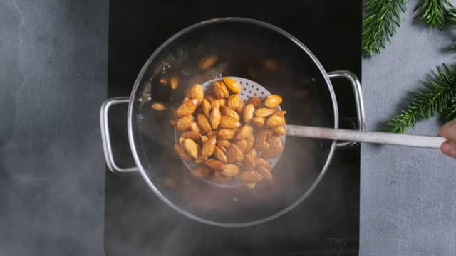 Kok opp vann i en kjele og legg mandlene oppi. Når du ser at det brune skallet begynner å løsne kan du ta dem opp fra vannet. Det tar kun et par minutter.