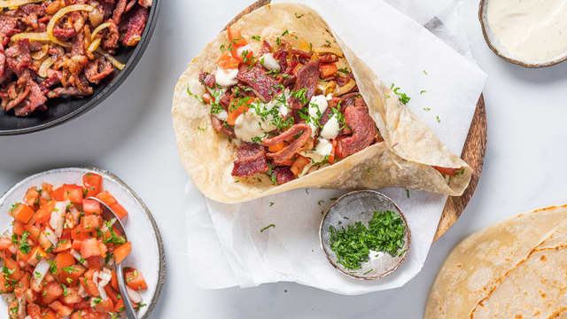 Fordel kjøttet på tortillaene, legg på en god skje Pico de Gallo, og fordel saus over før du bretter sammen.