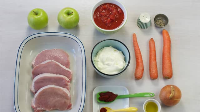 Denne middagsretten får en deilig, mild og barnevennlig saus. Varier med krydder og urter etter smak.