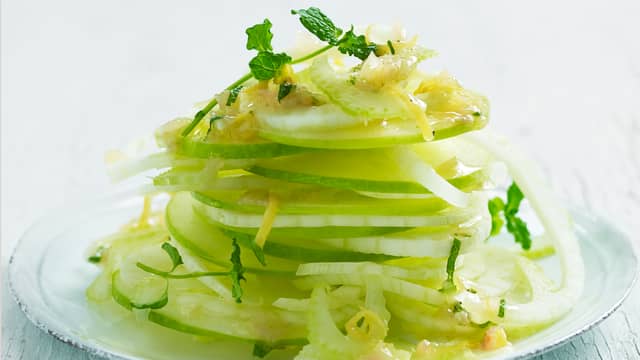 Salat av fennikel, eple og selleri med kokt sitronvinaigrette
