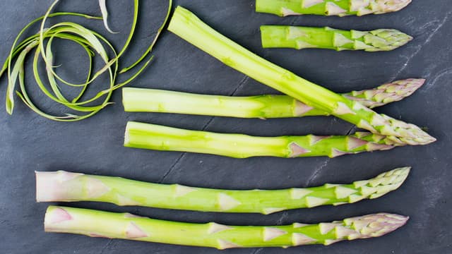 Skjær av de nederste 2 cm av aspargesen.
