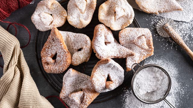 Fritér kakene til de er gylne og sprø. La kakene renne av på kjøkkenpapir.