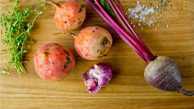 Skrell betene og del dem i grove båter. Skrell og knus hvitløkfeddene med bredsiden av kniven.