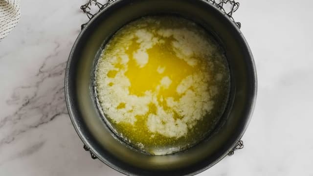 **Røre:** Smelt smør og sett det smeltede smøret til side.